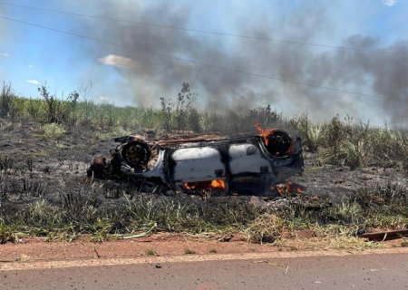 IVINHEMA: Carro com família a bordo pega fogo após forte colisão com caminhão caçamba na BR-376