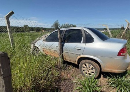 Embriagado, homem colide veículo em cerca de propriedade rural