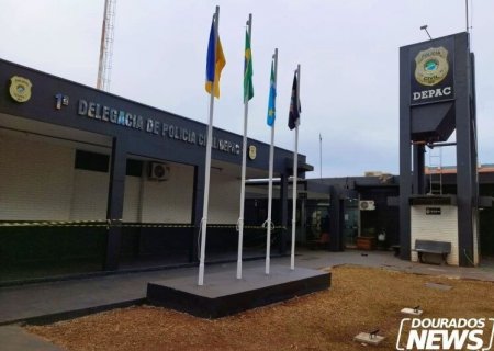 Homem chega em casa bêbado e é preso após ameaçar matar a própria filha em Dourados