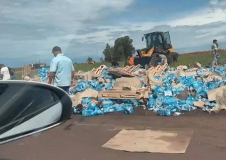 Carreta de cerveja tomba na BR-463 e parte da carga fica espalhada às margens da rodovia