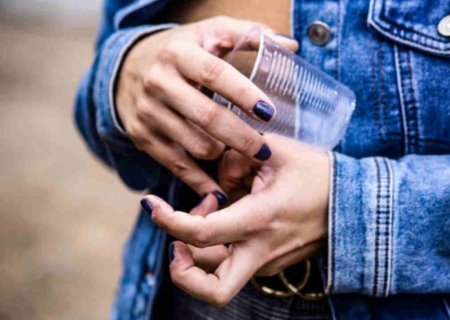 Mulher denuncia colega de trabalho após ser ‘prensada’ contra escada  e agarrada em supermercado