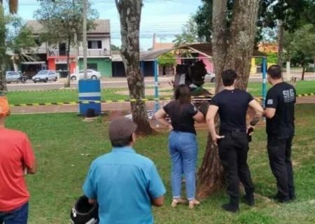 Homem é assassinado a golpes de pauladas em praça de MS