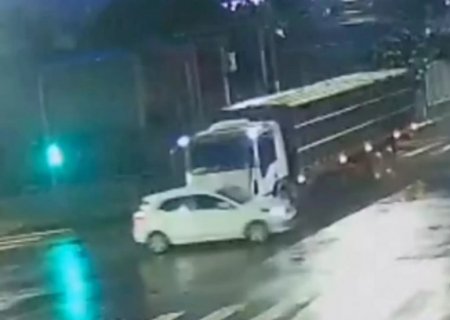 VÍDEO: Carro ‘fura’ semáforo e bate em caminhão boiadeiro em MS