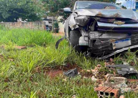 Tracker tem a frente destruída após ser atingido por carro em MS