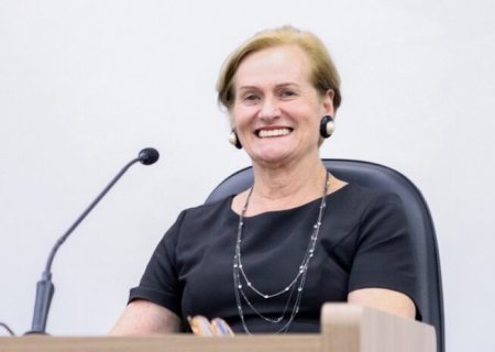 Professora Denir solicita reforma da praça do bairro Itapoã, revitalização e padronização de calçadas em torno da prefeitura e ACAIVI e patrolamento de estrada vicinal