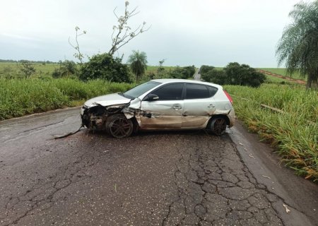 IVINHEMA: Aquaplanagem na BR-376 e colisão entre carro e moto no Bairro Vitória, mobilizam Corpo de Bombeiros