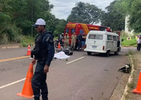 Idoso morre após colidir moto contra Kombi em avenida