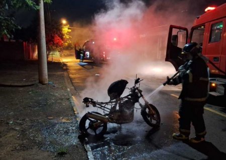 Homem incendeia motocicleta da esposa e foge após o ato