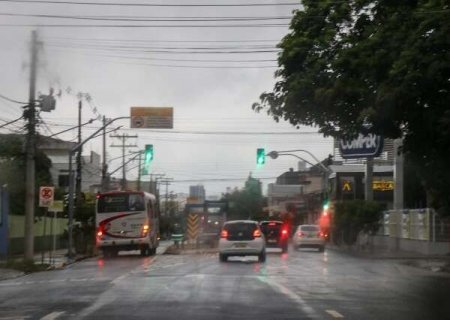 Motorista tem carro roubado ao parar em sem&aacute;foro na Rui Barbosa
