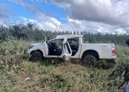 Quatro pessoas ficam feridas após caminhonete sair da pista e capotar
