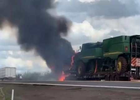 VÍDEO: Carreta pega fogo durante transporte de colheitadeiras na BR-163