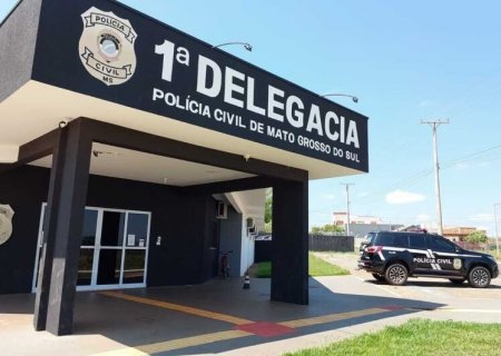 Homem embriagado atropela mulher com criança no colo e ameaça populares com facão