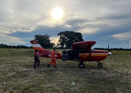 Debilitada, bebê de um ano é resgatada de avião no Pantanal