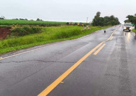 Erosão causada por alagamento mantém trecho da BR-267 totalmente interditado