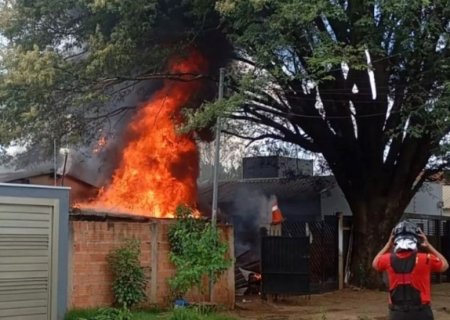 Fogo se alastra rapidamente e destrói parte de residência em MS