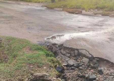 DEODÁPOLIS: Morador denuncia situação crítica em rua que buraco coberto por água coloca pedestres em risco