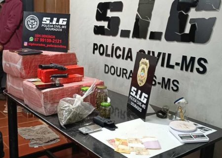 Dupla presa com mais de 70 kg de drogas é autuada por tráfico e porte ilegal de arma