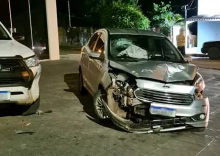 Adolescente pega carro escondido e bate contra caminhonete estacionada em MS