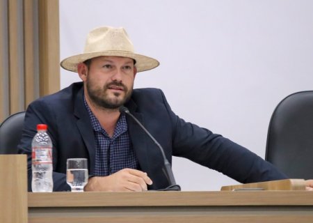 Eder Chicó solicita banheiro em praça, redução da hora-máquina e melhorias em estradas rurais
