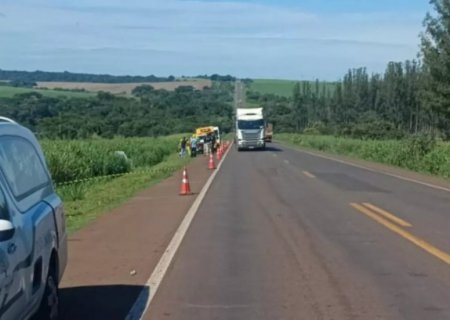 Mulher morre em acidente após caminhonete bater na traseira de caminhão na BR-163 em MS