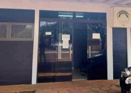 Homem é encontrado morto em frente de casa com facadas no peito e namorada é suspeita de crime