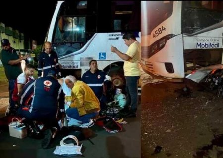 Motociclista é socorrido em estado grave ao atingir ônibus em MS