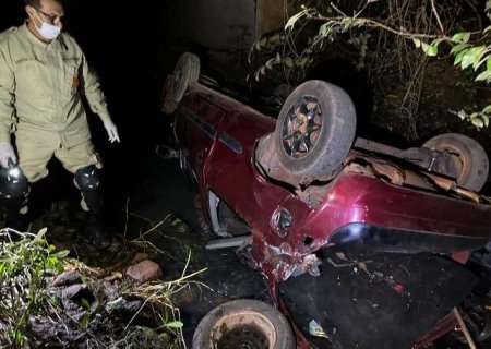 Homem morre ap&oacute;s carro cair de ponte em c&oacute;rrego