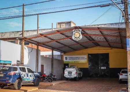Quatro são presos arremessando drogas em presídio com estilingue