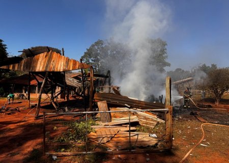 IVINHEMA: Incêndio atinge barracão em propriedade rural