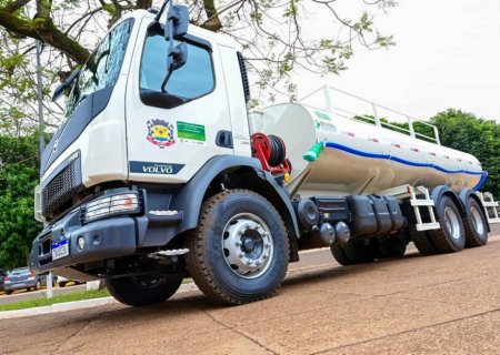 Prefeitura de Ivinhema adquire caminhão-pipa para a secretaria de obras