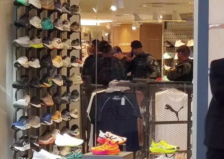 Vídeo mostra PM atirando acidentalmente na própria perna em loja