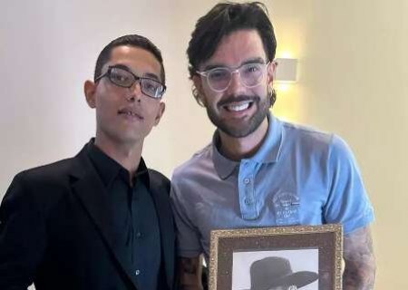 Cantor Luan Pereira chega a MS e fica surpreso com presente ‘realista’