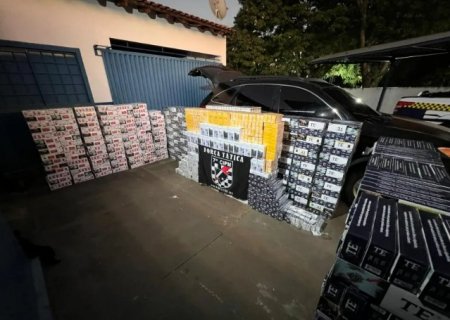 Carro falha em fuga e é abandonado com R$ 500 mil em contrabando