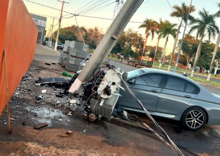 IVINHEMA: BMW colide em poste e derruba transformador