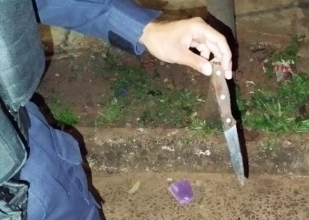 Homem interfere em briga de casal e acaba esfaqueado no abdômen em MS
