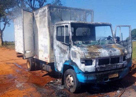 IVINHEMA: Incêndio destrói caminhão carregado de mercadorias