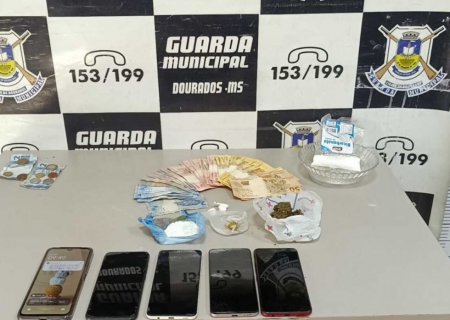 Mulher é presa com drogas, celulares e dinheiro em casa usada para tráfico