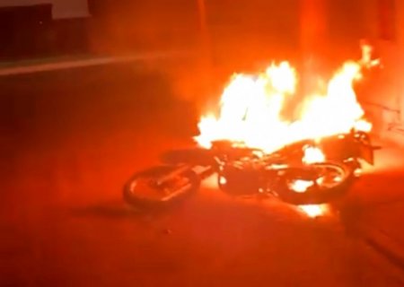 ANGÉLICA: Tentativa de homicídio termina com moto incendiada; vídeo viraliza nas redes sociais