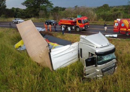 Colisão entre carretas deixa motorista ferido na BR-267, em Bataguassu