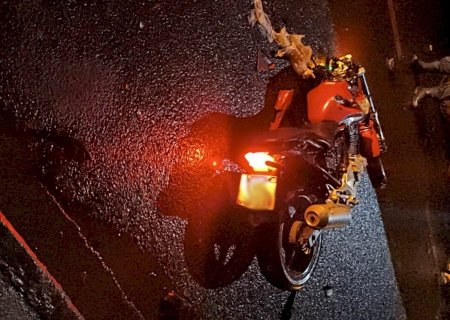 DEODÁPOLIS: Motociclista morre após colidir com carreta estacionada na região central