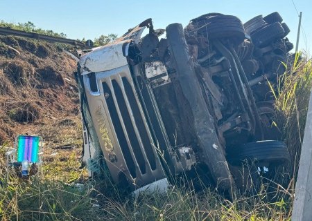 Motoristas saem ilesos de colisão entre carretas-tanque na MS-276 entre Batayporã e Anaurilândia