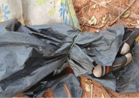 Corpo é encontrado enrolado em lona preta em área rural próxima à fronteira com o Brasil