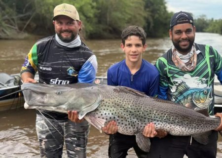 Menino de 13 anos fisga pintado de 1,75 m, maior que ele, no Rio Dourados