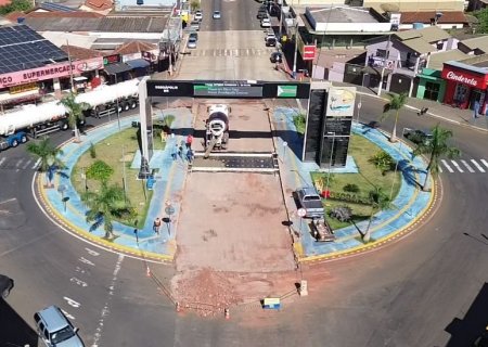 DEODÁPOLIS: Prefeito Jean Gomes acompanha obras de pavimentação no centro e detalha programação de fim de ano e pagamento dos servidores