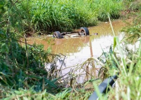 Carro com quatro ocupantes cai em córrego de MS