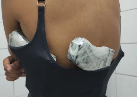 Carioca é flagrada dentro de ônibus com pistolas presas junto ao corpo