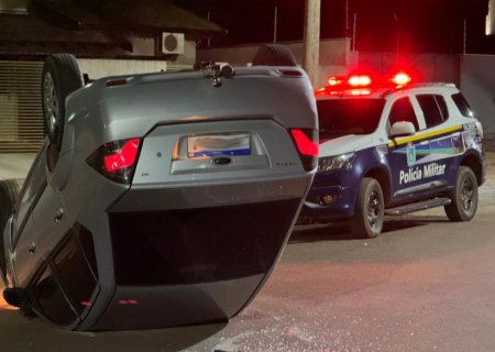 IVINHEMA: Acidente envolvendo três veículos deixa carro capotado no Bairro Itapoã