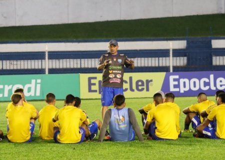 Douglas Ricardo pede coragem e fé para duelo histórico do Ivinhema Futebol Clube na Copa do Brasil