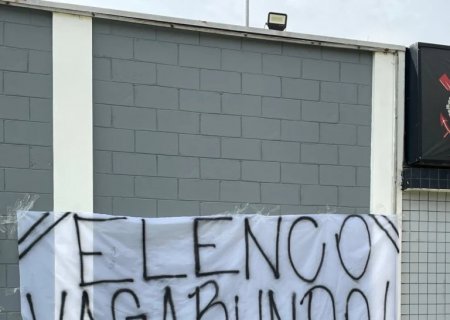 Gaviões estende faixas de protesto no CT do Corinthians