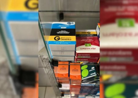 Farmacêutico é preso e drogaria lacrada por antibióticos em banheiro